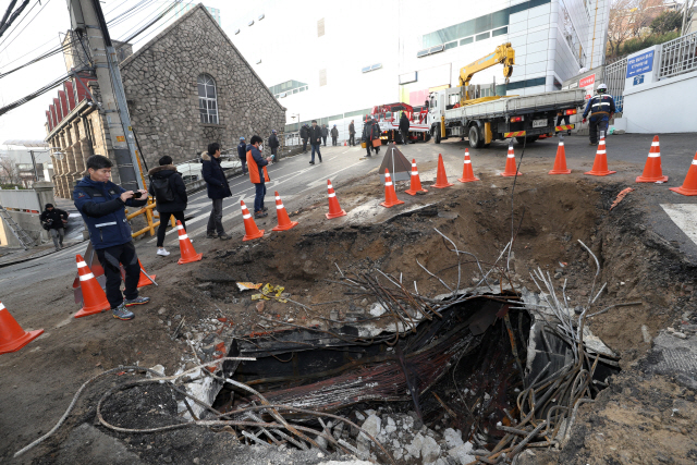 지난 24일 화재가 발생한 서울 서대문구 충정로 KT아현국사에서 KT 관계자 등이 복구를 위해 분주히 움직이고 있다./연합뉴스