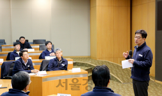 박일평(오른쪽) LG전자 사장이 지난 23일 서울 양재동 서초R&D캠퍼스에서 사내에서 선발된 코딩전문가들에게 소프트웨어의 중요성을 설명하고 있다. /사진제공=LG전자
