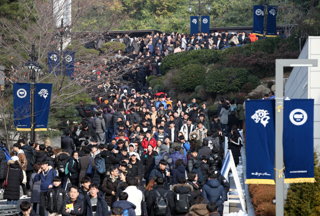 한양대학교 수시 논술 인파      (서울=연합뉴스) 임헌정 기자 = 25일 서울 성동구 한양대학교에서 열린 2019학년도 수시 논술고사를 치른 수험생들이 고사장을 나와 학교를 빠져나가고 있다. 2018.11.25      kane@yna.co.kr  (끝)      <저작권자(c) 연합뉴스, 무단 전재-재배포 금지>