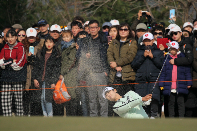박성현이 25일 박인비 인비테이셔널 싱글 매치 경기 중 많은 팬들 앞에서 3번홀 벙커 샷을 하고 있다. /사진제공=대회조직위