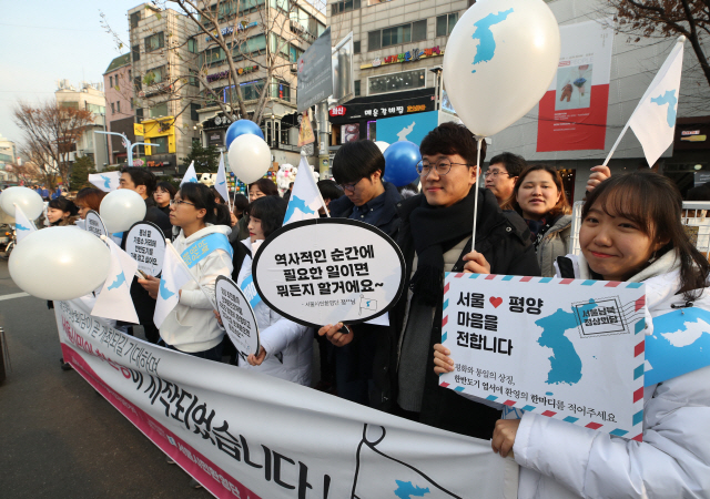 서울남북정상회담 서울시민환영단 오프모임      (서울=연합뉴스) 임헌정 기자 = 서울남북정상회담 서울시민환영단 관계자들이 25일 오후 서울 마포구 홍대 걷고싶은거리에서 열린 오프모임에서 기자회견을 하고 있다. 2018.11.25      kane@yna.co.kr  (끝)      <저작권자(c) 연합뉴스, 무단 전재-재배포 금지>