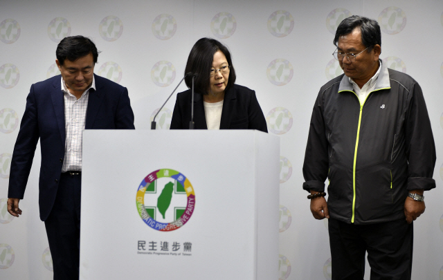 차이잉원(가운데) 대만 총통이 지난 24일 저녁 지방선거 패배에 대해 “결과에 책임을 지겠다”며 민진당 주석직 사퇴를 발표하고 있다.  /타이베이=AFP연합뉴스