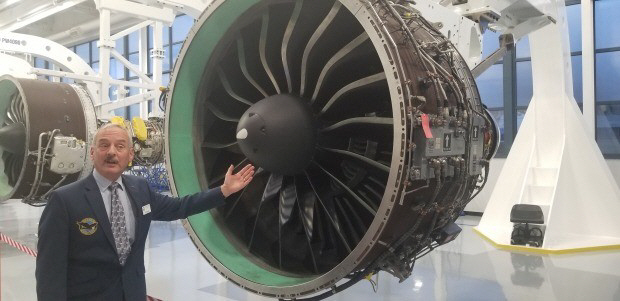 세계 3대 항공기 엔진 제작업체인 P&W의 한 관계자가 자사 엔진센터에서 한화에어로스페이스와 공동개발한 엔진에 대해 설명하고 있다.       /사진제공=한화에어로스페이스
