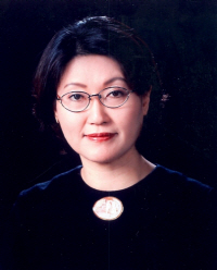 제5회 석남이경성미술이론상 수상자인 김영순 전 부산시립미술관장.