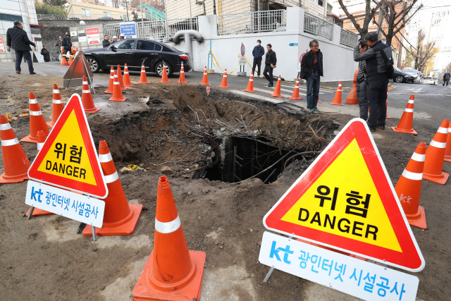 25일 오전 전날 화재가 발생한 서울 서대문구 충정로 KT아현국사에서 KT 관계자 등이 복구를 위해 분주히 움직이고 있다./연합뉴스