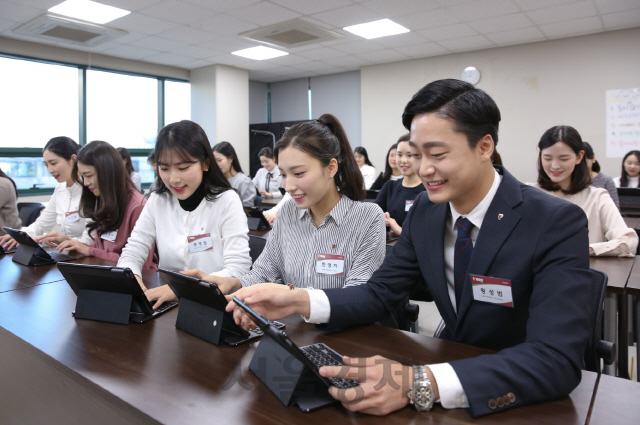 티웨이항공 신입 승무원들이 태블릿 PC로 교육을 받고 있다./사진제공=티웨이항공