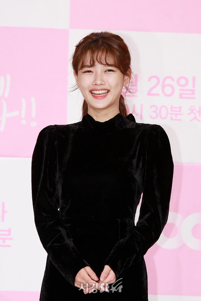 배우 김유정이 참석해 포토타임을 갖고 있다.