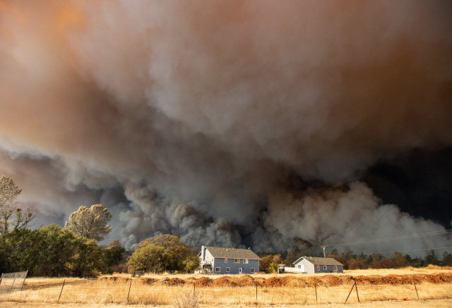 지난 8일(현지시간) 미국 캘리포니아주 뷰트카운티에서 발생한 대형산불이 파라다이스 마을을 집어 삼키고 있다. /뷰트카운티=EPA연합뉴스