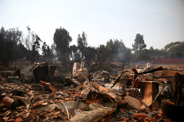 ‘사상 최악’ 캘리포니아 산불, 17일 만에 완전 진화··“화재원인 아직 몰라”