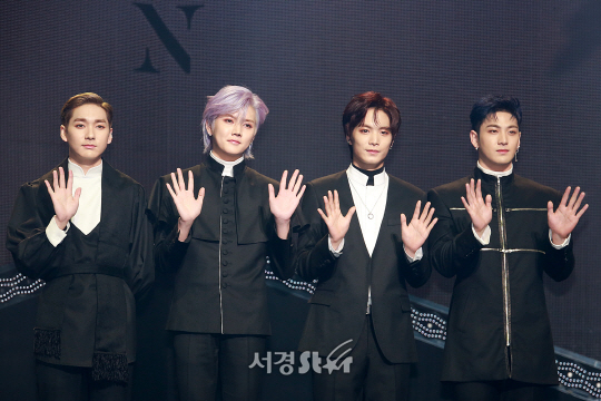 뉴이스트W(NU‘EST W) 멤버 아론, 렌, JR, 백호가 참석해 포토타임을 갖고 있다./사진=지수진 기자