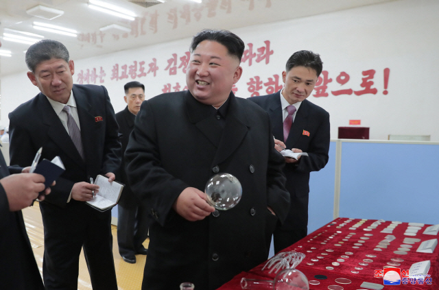 김정은 북한 국무위원장이 광학유리를 생산하는 평안북도의 대관유리공장을 현지지도했다고 조선중앙통신이 지난 18일 보도했다./연합뉴스