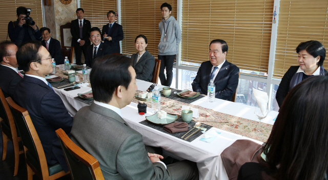 26일 서울 마포구에 있는 한식당에서 문희상 국회의장(오른쪽에서 두 번째)이 교섭단체 원내대표단과 오찬 간담회를 하고 있다./국회 제공=연합뉴스