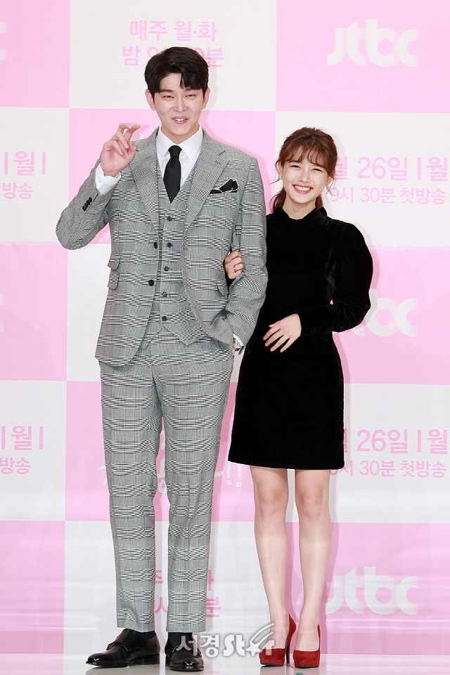 배우 윤균상과 김유정이 참석해 포토타임을 갖고 있다.
