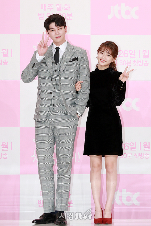 배우 윤균상과 김유정이  참석해 포토타임을 갖고 있다.