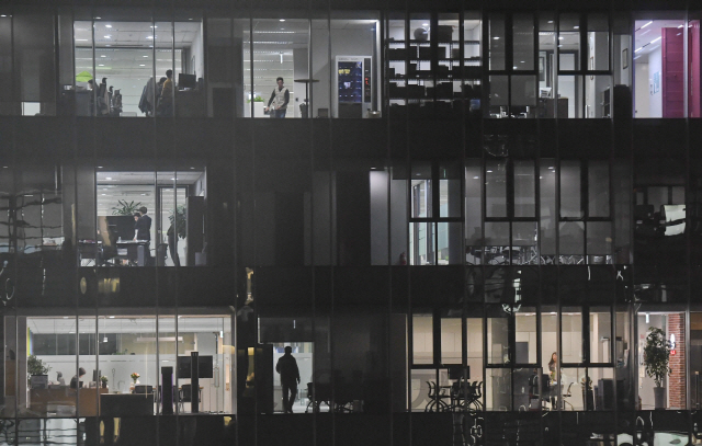 26일 서울 광화문의 한 빌딩에서 직장인들이 야근을 하고 있다./송은석기자