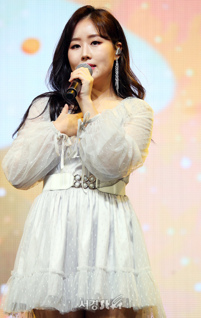 러블리즈 베이비소울이 26일 오후 서울 광진구 예스이십사라이브홀에서 열린 러블리즈 미니 5집  ‘생츄어리(SANCTUARY)’ 미디어 쇼케이스에 참석해 포토타임을 갖고 있다.