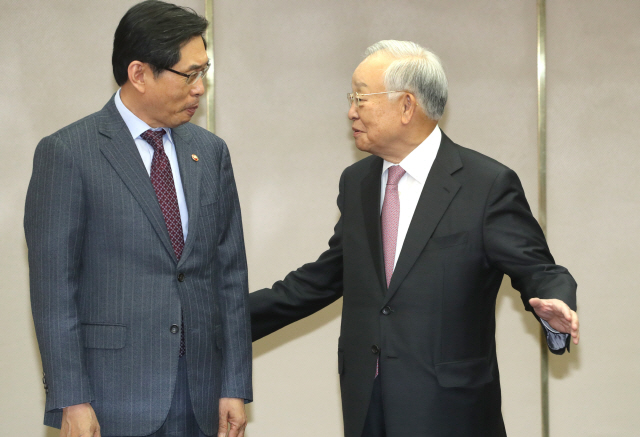 26일 서울 마포구 경총회관에서 열린 ‘상법 개정 관련 정책간담회’에 앞서 박상기 법무부 장관(왼쪽)과 손경식 경총 회장이 인사를 하고 있다./연합뉴스