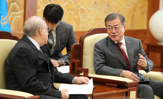 문재인 대통령이 26일 오후 청와대에서 포럼 참석차 방한 중인 앙헬 구리아 OECD 사무총장을 만나 환담하고 있다. /연합뉴스