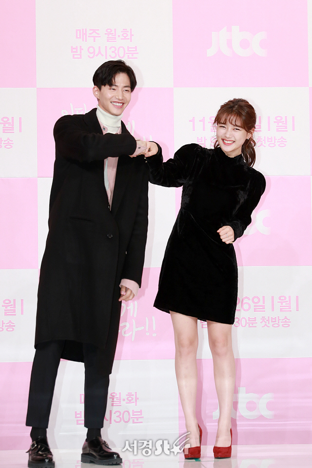 배우 송재림과 김유정이 참석해 포토타임을 갖고 있다.