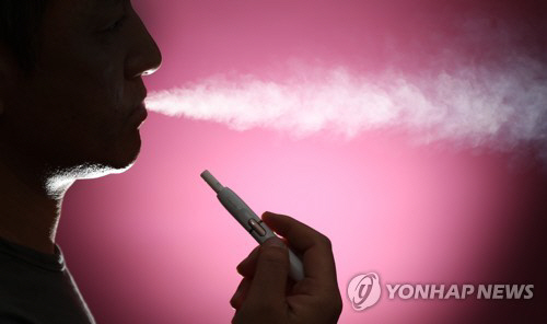 궐련형 전자담배로 갈아탄 이유가 건강 보다는 타인 시선이 크게 작용했다는 조사결과가 나왔다./연합뉴스