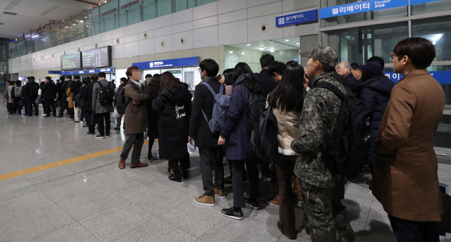 지난 20일 오후 충북 청주시 KTX 오송역에서 시민들이 전기 공급 중단으로 열차 운행이 중단되자 표를 환불받기 위해  매표소 앞에 줄지어 서 있다./연합뉴스