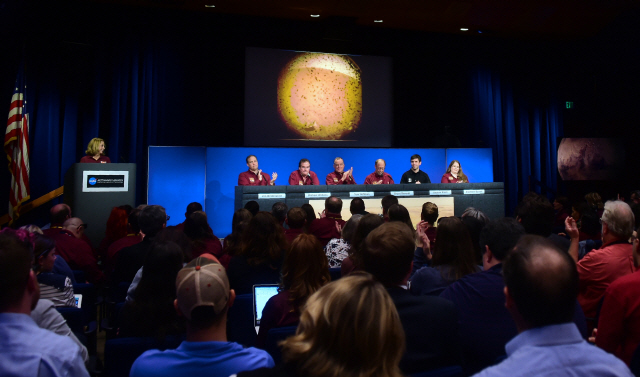 미국 캘리포니아주 파사데나에 있는 미국항공우주국(NASA) 제트추진연구소(JPL)에서 연구원들이 NASA의 화성 탐사선 ‘인사이트(InSight)’호에 대한 기자회견에 참석했다. /AFP연합뉴스