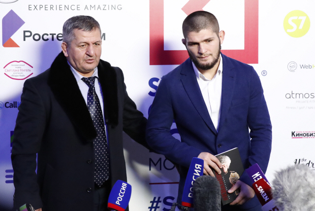 러시아 다케스탄 출신의 UFC 라이트웨이트급 챔피언인 하빕 누르마고메도프(오른쪽)와 부친 압둘마납이 26일(현지시간) 모스크바에서 열린 ‘2018 글로벌 포럼’에 참석해 기자들의 질문에 답하고 있다. /모스크바=타스연합뉴스