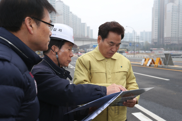 백군기(오른쪽) 용인시장이 관계자들과 함께 30일 개통될 국도42호선 우회 자동차전용도로 현장을 점검하고 있다. /사진제공=용인시청