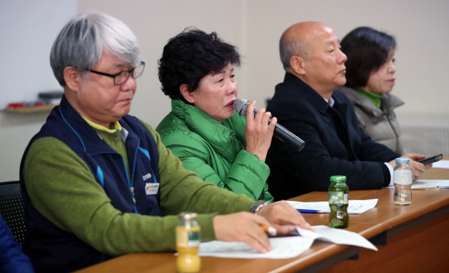 27일 오전 서울 중구 전국민주노동조합총연맹에서 열린 2018 전국민중대회 기자회견 및 간담회에서 김순애 전국여성농민회총연합회 회장(왼쪽 두번째)이 발언하고 있다./연합뉴스