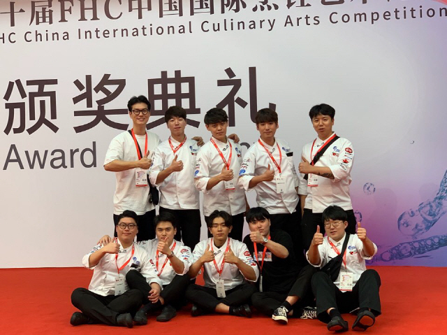 와이즈유 조리예술학부 학생들이 중국 상하이 국제조리대회에서 16개의 메달을 획득했다./사진제공=와이즈유