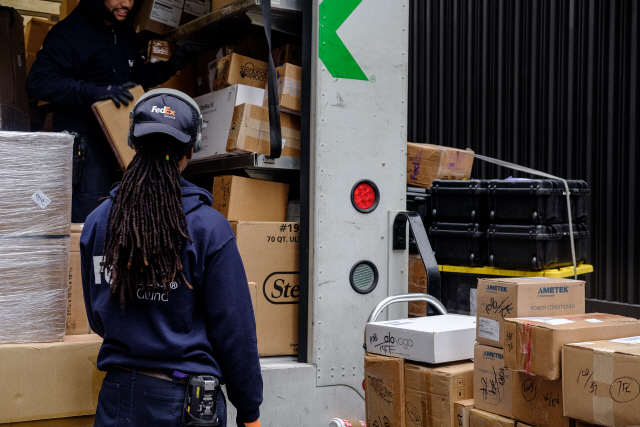 물류업체 FedEx(페덱스) 직원이 상품 박스를 하역하고 있다. /블룸버그