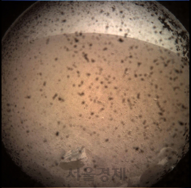 미국 나사(NASA)가 발사한 인사이트(InSight)호가 화성에 착륙하기 전 찍은 화성 표면 모습. /사진출처=NASA