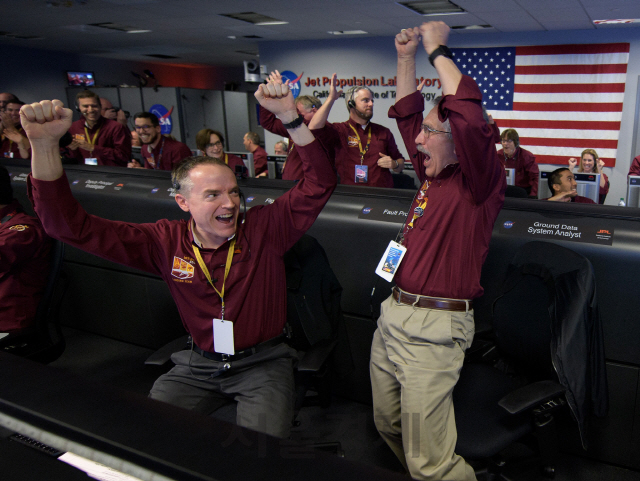 나사 연구원들이 화성 탐사선 인사이트가 착륙에 성공하자 환호하고 있다. /사진출처=NASA
