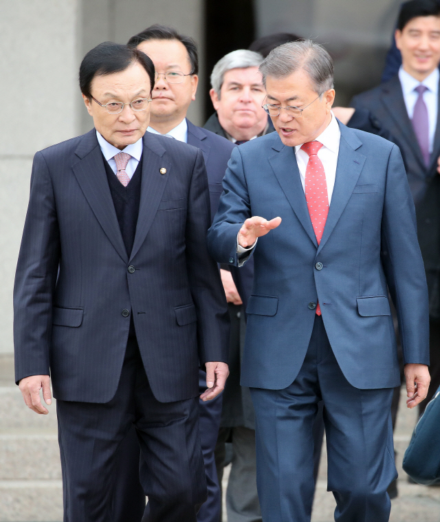 '편의점 과밀해소·자영업대책 세워라' 文, 김상조,홍종학에 직접 전화 지시