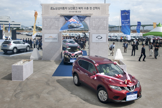 지난 2016년 9월 부산 강서구 신호동 르노삼성자동차가 위탁 생산한 SUV 모델 닛산 로그가 처음으로 북미에 수출되기 위해 선적되고 있다./사진제공=르노삼성차