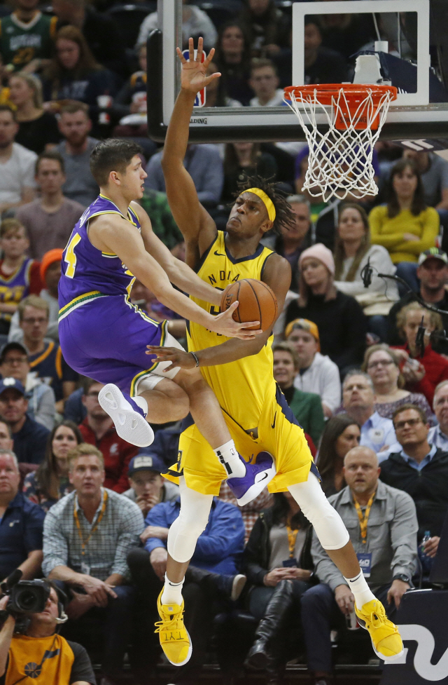 Indiana Pacers center Myles Turner, right, defends against Utah Jazz guard Grayson Allen, left, in the first half during an NBA basketball game Monday Nov. 26, 2018, in Salt Lake City. (AP Photo/Rick Bowmer)      <저작권자(c) 연합뉴스, 무단 전재-재배포 금지>