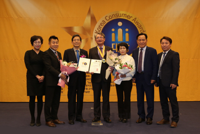 지난 27일 서울 여의도 국회 헌정기념관에서 열린 ‘2018 대한민국 소비자대상’ 시상식에서 쿠쿠홈시스 허재영 상무(왼쪽  네번째)가 수상 후 기념 사진을 촬영하고 있다./사진제공=쿠쿠홈시스