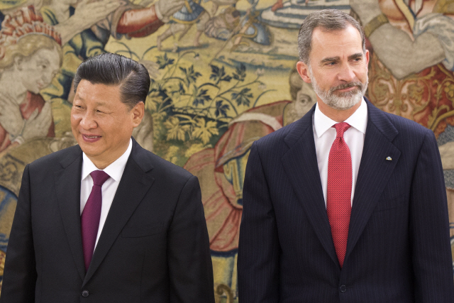 스페인을 방문한 시진핑 중국 국가주석이 27일 마드리드에서 펠리페 6세 국왕과 만났다. /AP연합뉴스