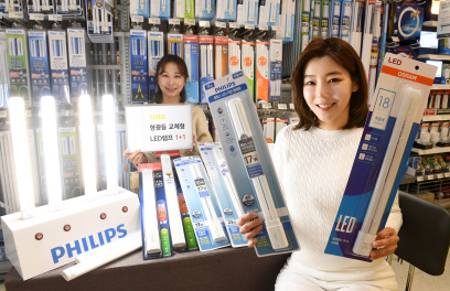 28일 서울 용산구 이마트 용산점에서 모델들이 형광등 교체형 LED램프를 선보이고 있다. 이마트는 필립스·오스람·번개표 3개 브랜드의 형광등 대체형 LED램프 전 제품을 ‘1+1’ 행사로 판매한다. /권욱기자