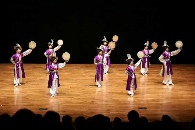 서울남산국악당 크라운해태홀에서 열리는 ‘영재국악회’에서 광명청소년예술단이 ‘버꾸춤’ 공연을 선보이고 있다.