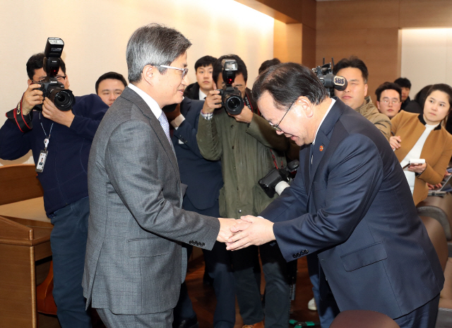 김부겸(오른쪽) 행정안전부 장관이 28일 서울 서초동 대법원청사에서 전날 발생한 ‘화염병 투척’ 사건과 관련해 김명수 대법원장에게 고개 숙여 사과하고 있다. /연합뉴스