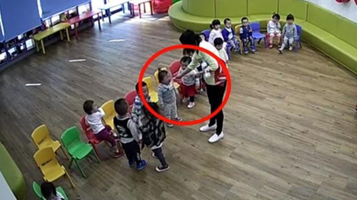중국 상하이의 한 어린이집에서 아이들의 입에 겨자를 바르는 등 아동 학대를 한 것으로 밝혀진 원장 등 8명이 최대 1년 6개월의 징역형을 선고받았다./신경보 캡처=연합뉴스