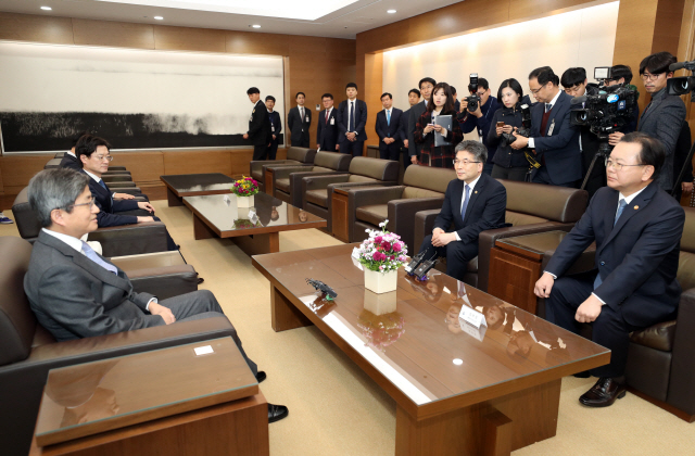 김부겸(오른쪽 첫번째) 행정안전부 장관과 민갑룡(〃 두번째) 경찰청장이 28일 서울 서초동 대법원을 방문해 전날 발생한 ‘화염병 투척’ 사건에 대해 김명수 대법원장에게 사과하고 있다. /연합뉴스