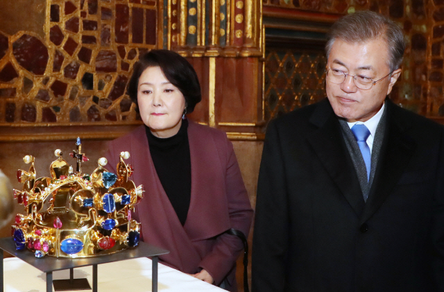 G20 정상회의 중간 기착지인 체코 프라하를 방문 중인 문재인 대통령과 부인 김정숙 여사가 28일 오전(현지시간) 프라하 성을 방문해 성 바츨라프 왕관을 바라보고 있다./프라하=연합뉴스