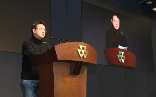 이웅렬 회장이 28일 서울 마곡동 코오롱원앤온리타워에서 열린 임직원 행사에서 내년 경영퇴진을 발표하고 있다. /사진제공=코오롱그룹