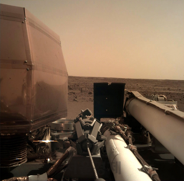 미국 화성 탐사선 인사이트가 화성에 착륙한 뒤 화성 내부 탐사 준비를 하고 있다. /사진출처=NASA