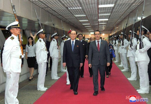 김영남(왼쪽) 최고인민회의 상임위원장이 26일 베네수엘라를 방문했다고 조선중앙통신이 28일 보도했다.   /연합뉴스