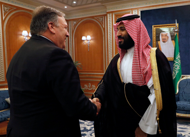 마이크 폼페이오(왼쪽) 미국 국무장관과 무함마드 빈 살만 사우디아라비아 왕세자/AFP연합뉴스