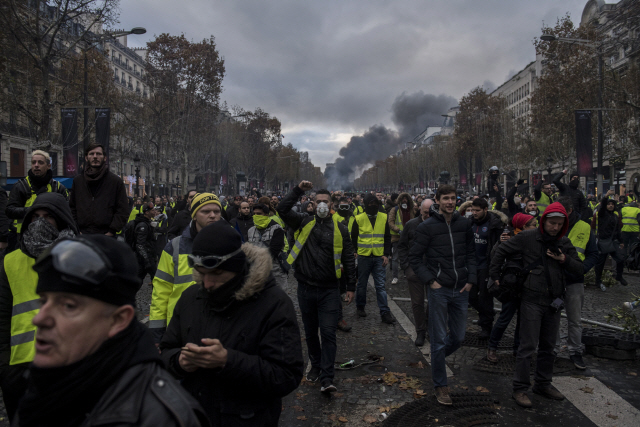 프랑스의 고유가 정책에 반발한 소위 ‘노란조끼’ 시위다가 24일(현지시간) 파리에서 정부 정책에 항의하는 시위를 벌이고 있다. /파리=EPA연합뉴스