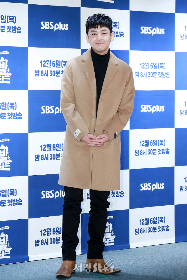 배우 김기범이 참석해 포토타임을 갖고 있다.